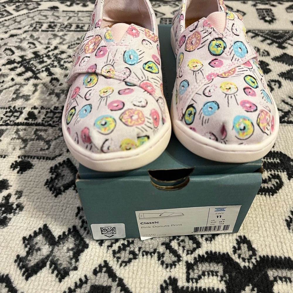 Toms classic toddler size 11. Pink donut print